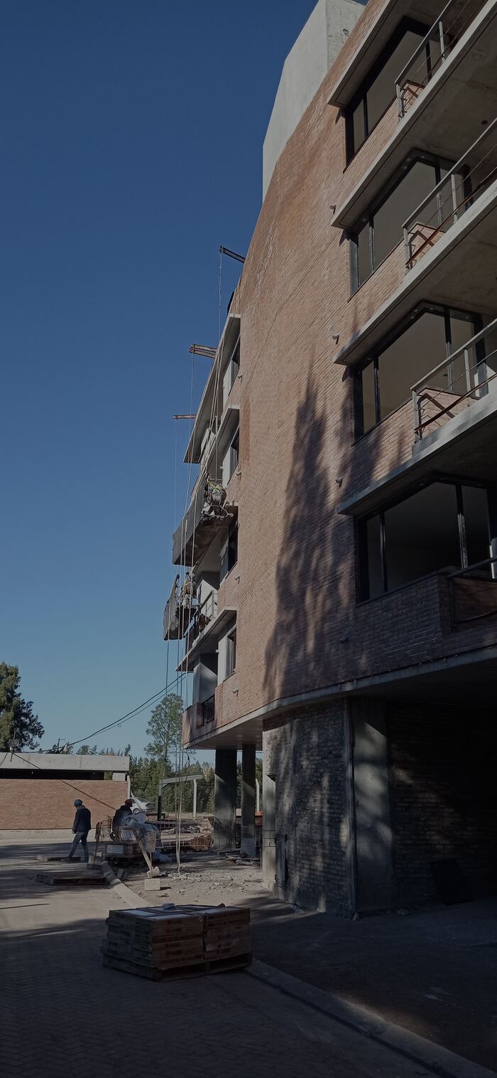 Fachada en avance con balcones, obra en altura